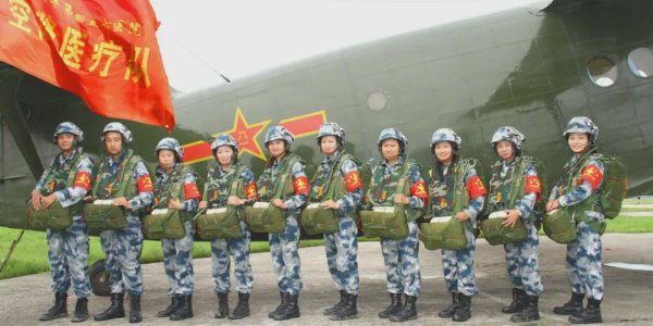 屿科配资 中国空降兵的铁律：必须自己亲自叠伞，就算将军也不例外